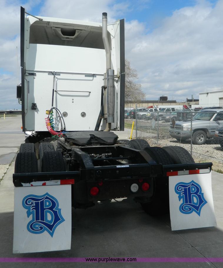 image for item Y9306 2007 International 9400i semi truck