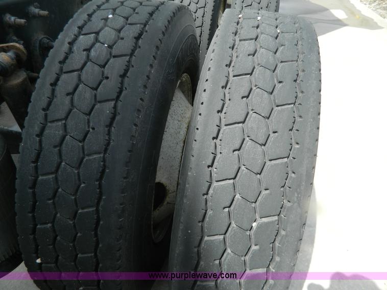 image for item Y9306 2007 International 9400i semi truck