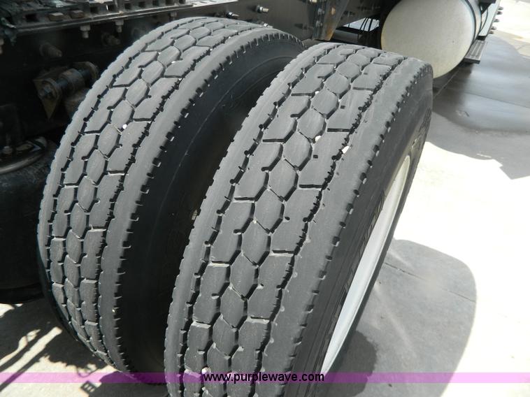 image for item Y9306 2007 International 9400i semi truck