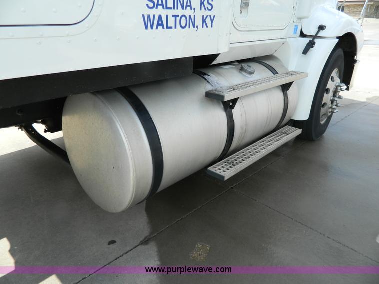 image for item Y9306 2007 International 9400i semi truck