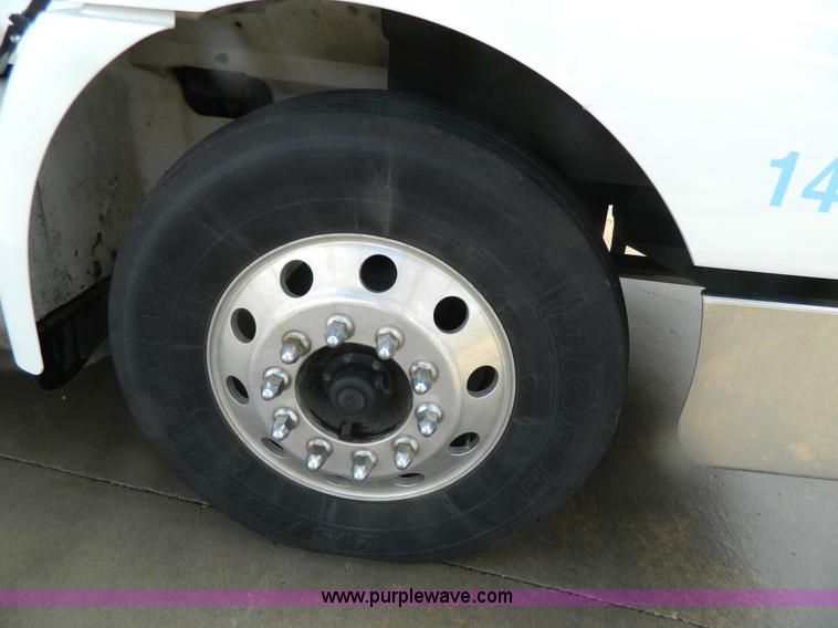 image for item Y9306 2007 International 9400i semi truck