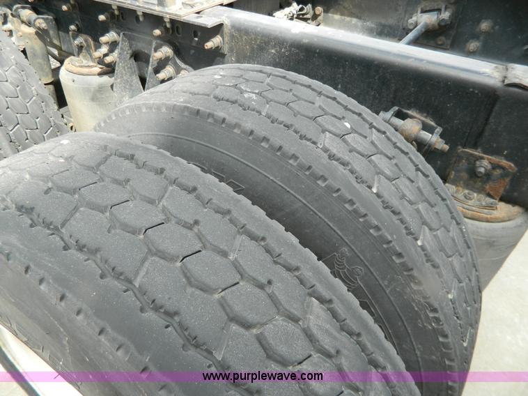 image for item Y9306 2007 International 9400i semi truck