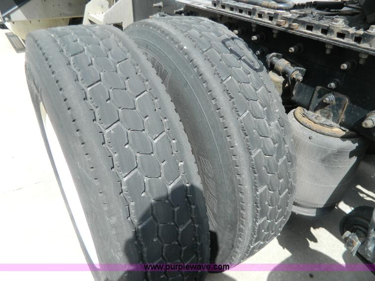 image for item Y9306 2007 International 9400i semi truck