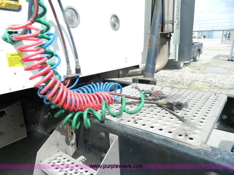 image for item Y9306 2007 International 9400i semi truck