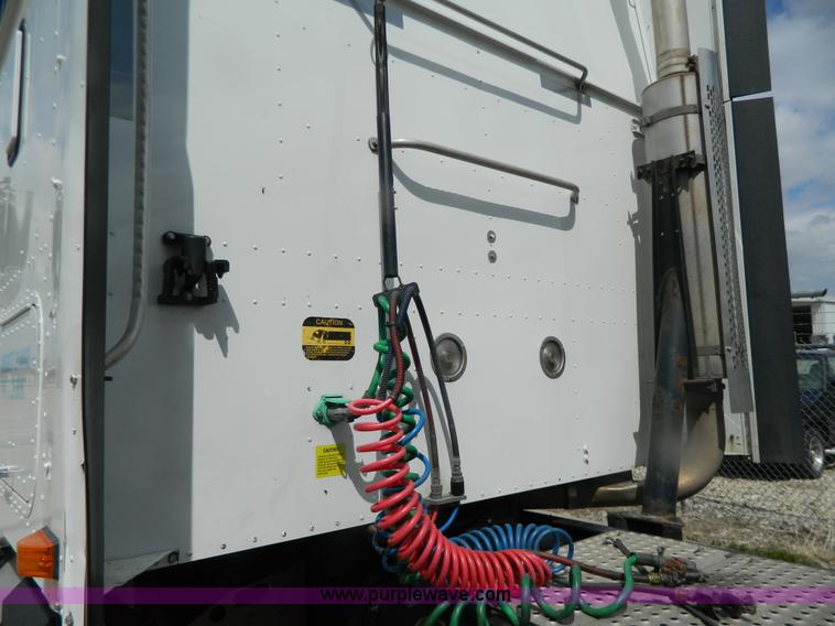 image for item Y9306 2007 International 9400i semi truck