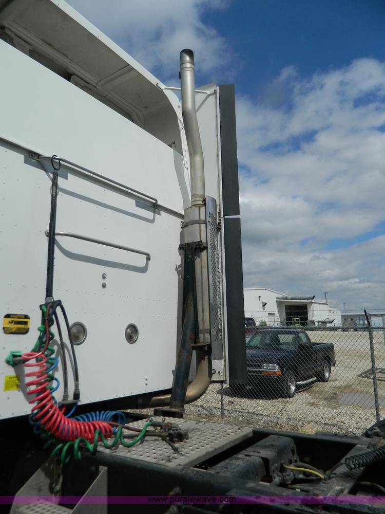 image for item Y9306 2007 International 9400i semi truck