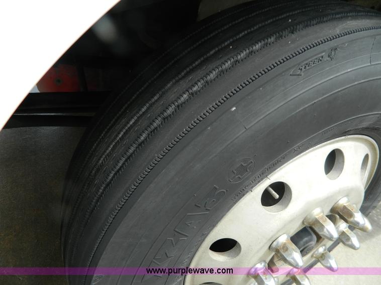 image for item Y9306 2007 International 9400i semi truck