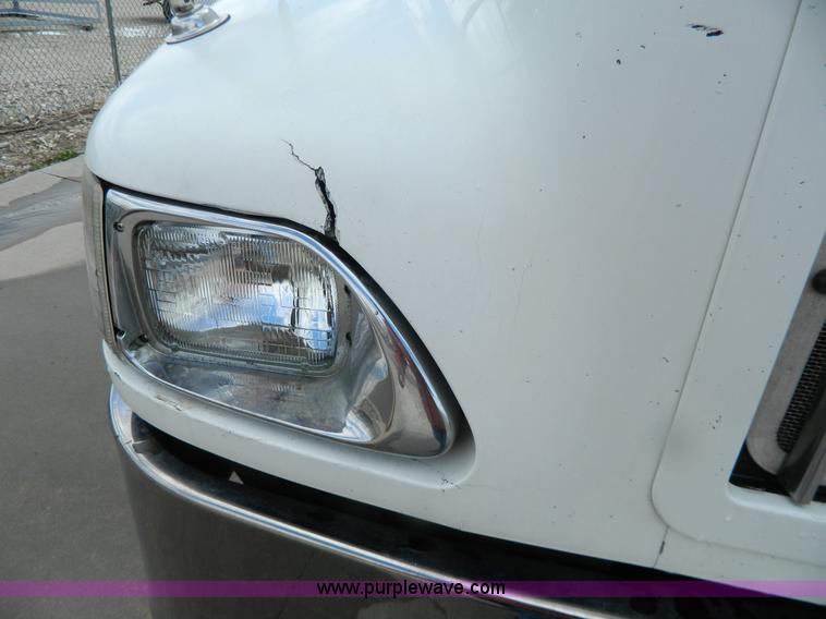 image for item Y9306 2007 International 9400i semi truck