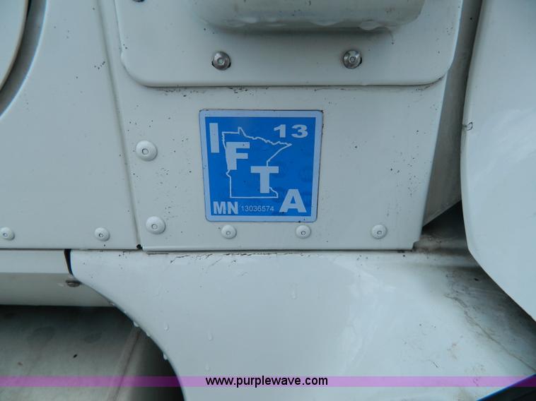 image for item Y9306 2007 International 9400i semi truck