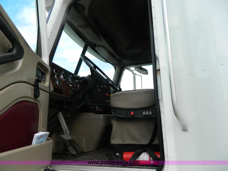 image for item Y9306 2007 International 9400i semi truck