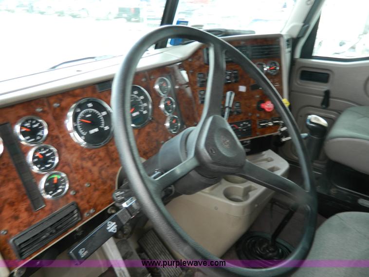 image for item Y9306 2007 International 9400i semi truck