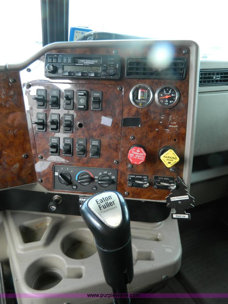 image for item Y9306 2007 International 9400i semi truck