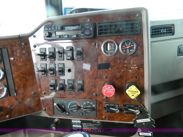 image for item Y9306 2007 International 9400i semi truck