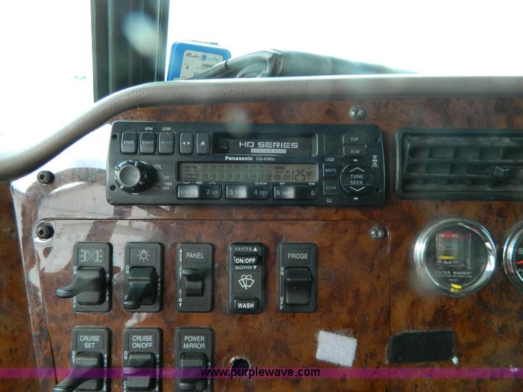 image for item Y9306 2007 International 9400i semi truck