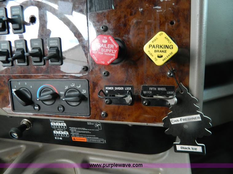 image for item Y9306 2007 International 9400i semi truck