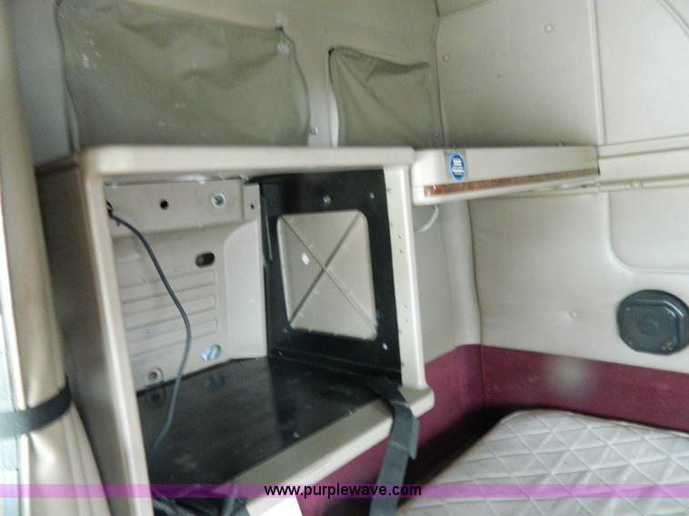 image for item Y9306 2007 International 9400i semi truck