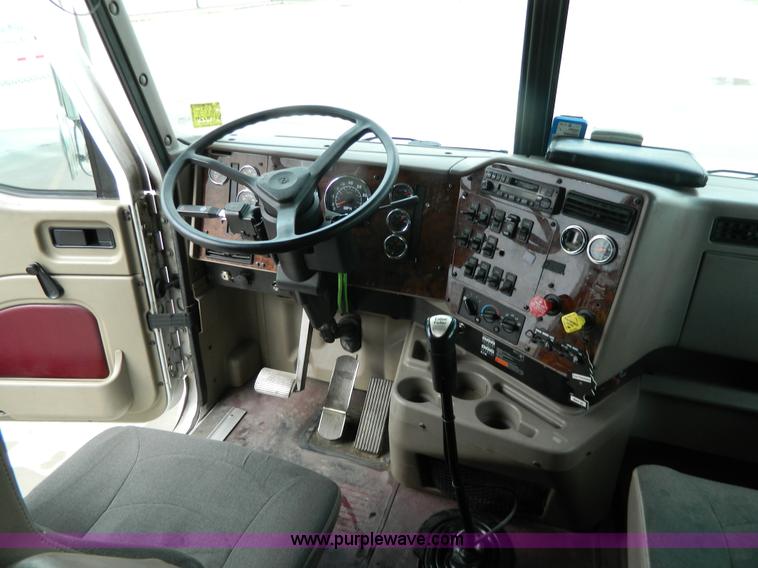 image for item Y9306 2007 International 9400i semi truck