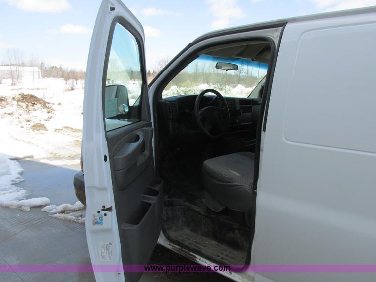 image for item A8509 2005 GMC Savana G1500 van