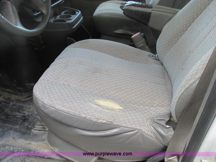 image for item A8509 2005 GMC Savana G1500 van