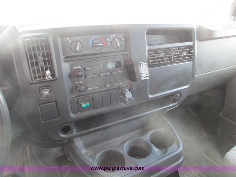 image for item A8509 2005 GMC Savana G1500 van