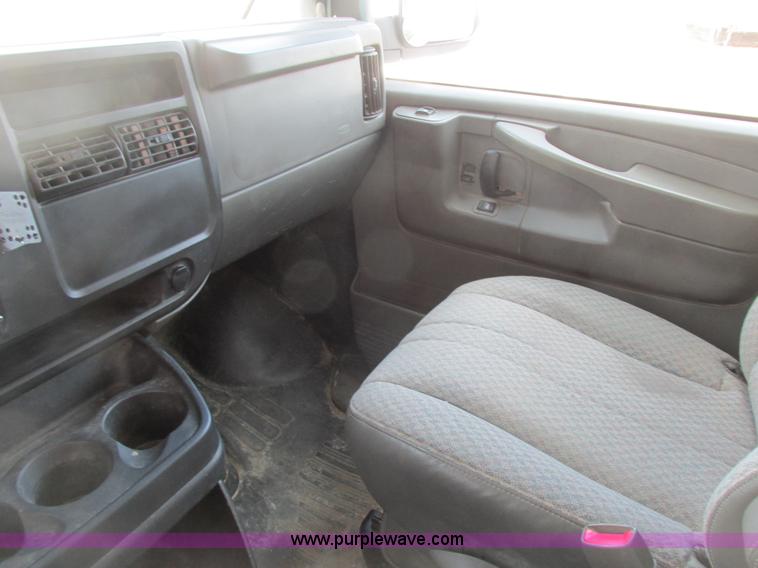 image for item A8509 2005 GMC Savana G1500 van