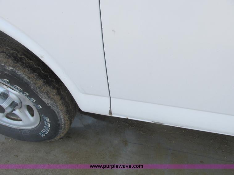 image for item A8509 2005 GMC Savana G1500 van