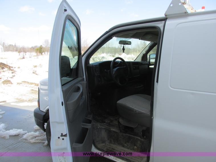 image for item A8510 2006 Chevrolet Express 1500 van