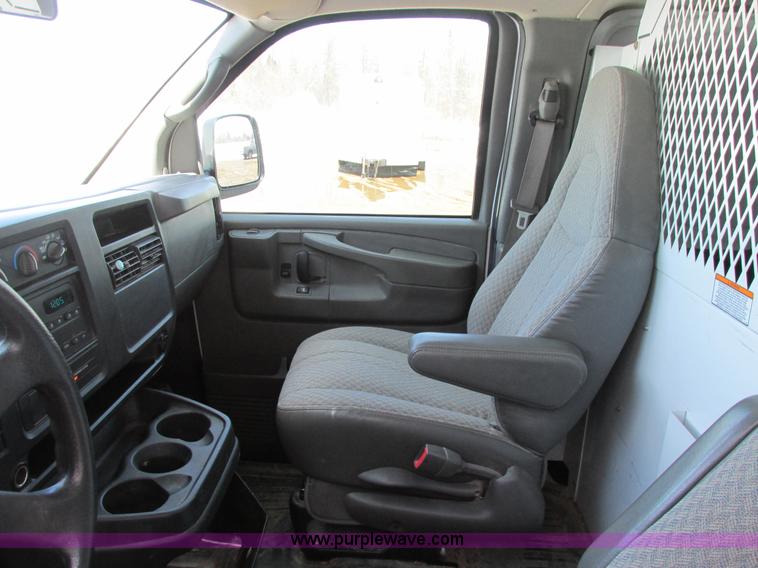 image for item A8510 2006 Chevrolet Express 1500 van