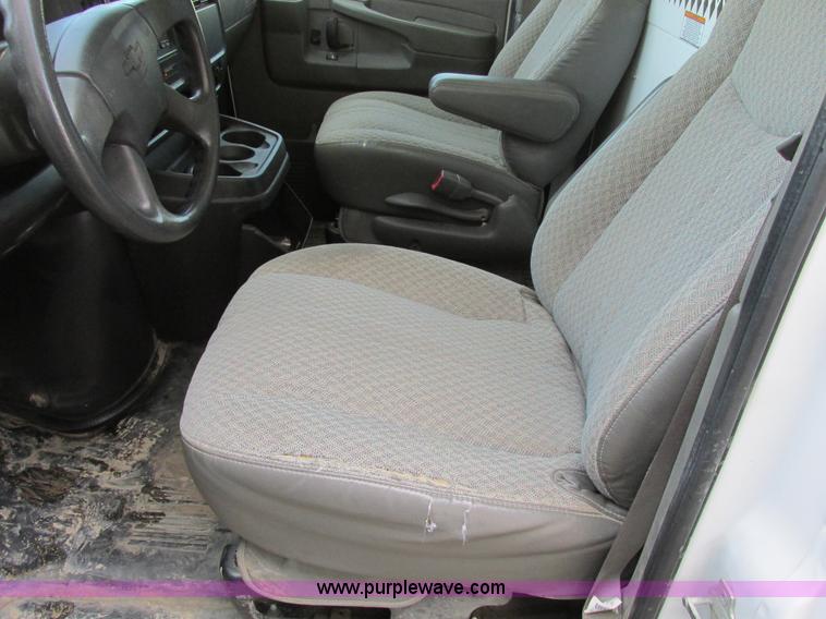 image for item A8510 2006 Chevrolet Express 1500 van