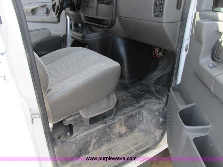 image for item A8510 2006 Chevrolet Express 1500 van