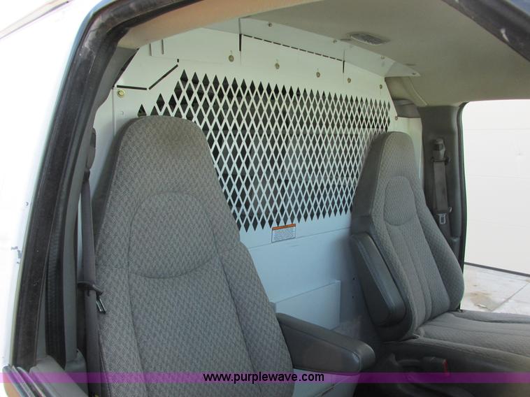 image for item A8510 2006 Chevrolet Express 1500 van