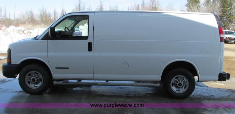 image for item A8511 2004 GMC Savana G2500 van