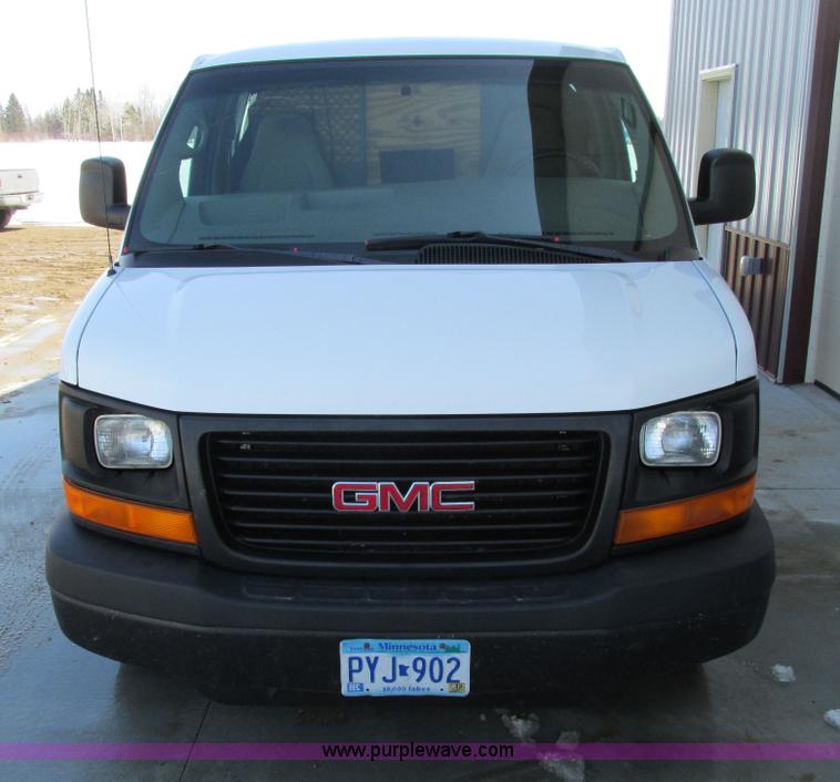 image for item A8511 2004 GMC Savana G2500 van