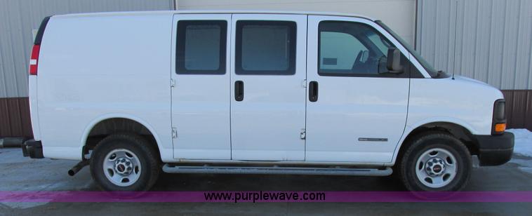 image for item A8511 2004 GMC Savana G2500 van