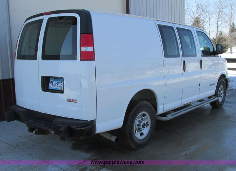 image for item A8511 2004 GMC Savana G2500 van