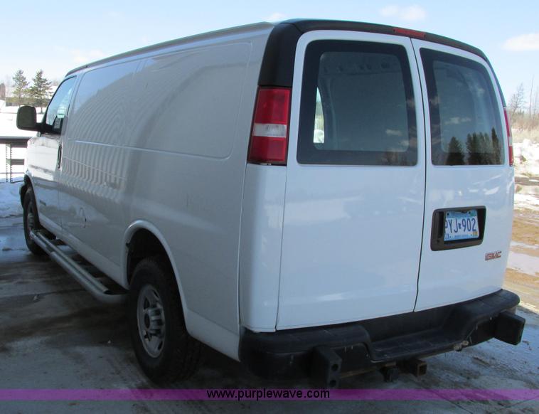 image for item A8511 2004 GMC Savana G2500 van
