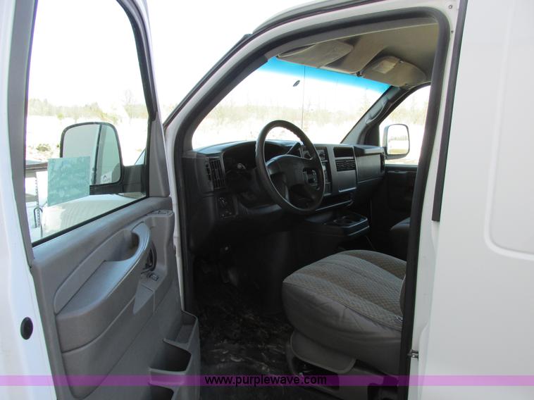 image for item A8511 2004 GMC Savana G2500 van
