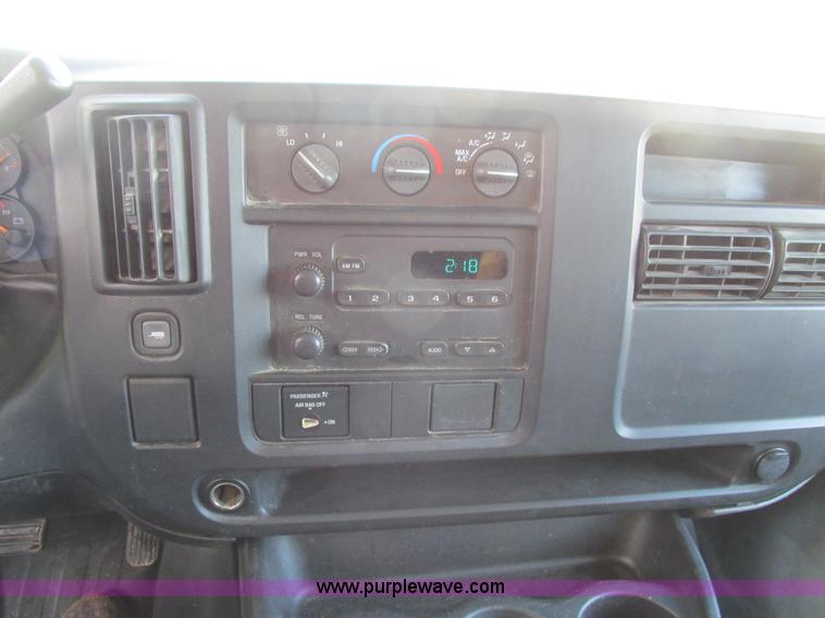 image for item A8511 2004 GMC Savana G2500 van