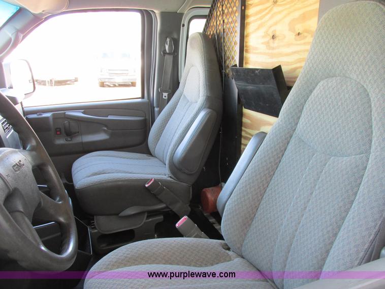 image for item A8511 2004 GMC Savana G2500 van