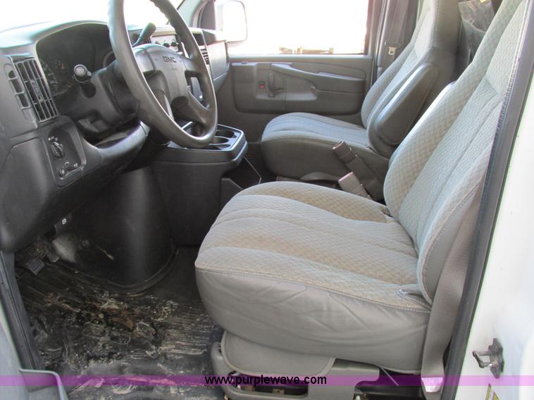 image for item A8511 2004 GMC Savana G2500 van