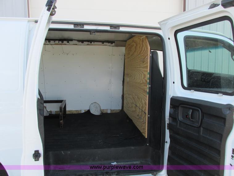 image for item A8511 2004 GMC Savana G2500 van