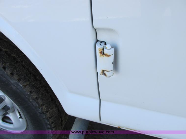 image for item A8511 2004 GMC Savana G2500 van