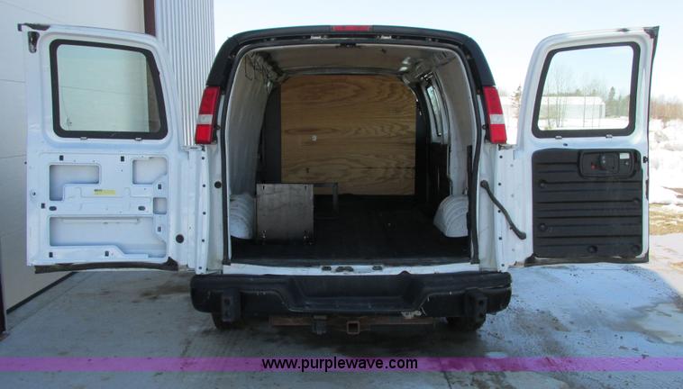 image for item A8511 2004 GMC Savana G2500 van