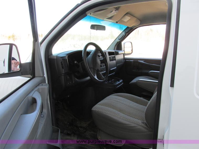 image for item A8512 2006 Chevrolet Express van