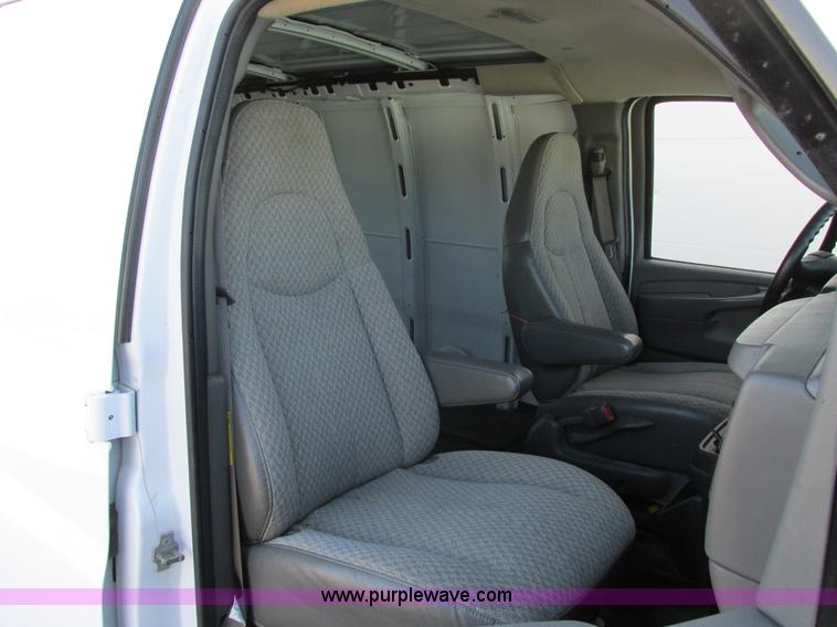 image for item A8512 2006 Chevrolet Express van