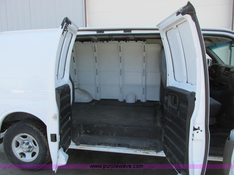 image for item A8512 2006 Chevrolet Express van