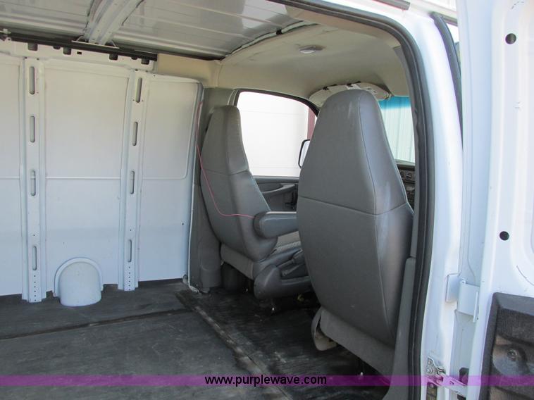 image for item A8512 2006 Chevrolet Express van