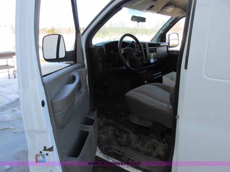 image for item A8513 2006 GMC Savana G1500 van