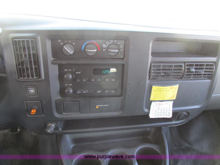 image for item A8513 2006 GMC Savana G1500 van