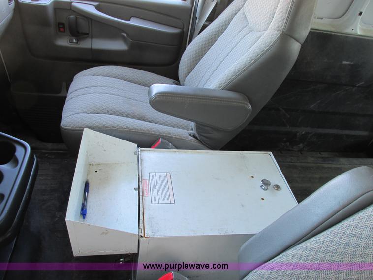 image for item A8513 2006 GMC Savana G1500 van